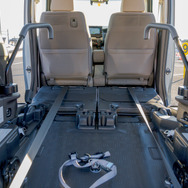 車イス仕様車：運転席と助手席の下からベルトが延びている。このベルトを車イスに接続する。
