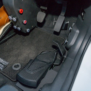 フランツシステム：ドアのすぐ隣にドライブセレクター用のフットスイッチがある。シーソーのようになっているのが特徴。