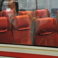 シート色は車体とは真逆の赤系統。これが上品な印象を与えていた。2008年5月30日、小田急電鉄小田原線新宿駅。