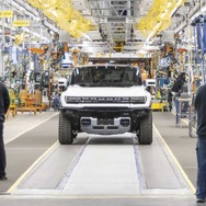 GMの新世代EV専用工場「ファクトリーゼロ」で生産を開始したGMC ハマー EV