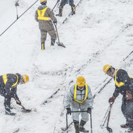 札幌方で懸命の除雪作業が続く小樽駅構内（1月14日、11時30分頃）。