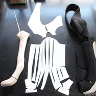 骨折した大型犬のための装具（右）。石膏で型を作り（左）、丁寧に型紙を起こして（中）、製作していく