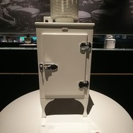 1932年製電気冷蔵庫の模型。