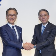 ソニーグループの吉田代表執行役会長兼社長CEO（向かって左）と本田技研工業の三部取締役代表執行役社長