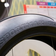ダンロップの新タイヤ「SPORTMAX Q5」が初お披露目！ EV専用タイヤも登場…東京モーターサイクルショー2022