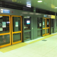日本の地下鉄に初めて導入された南北線のホームドア