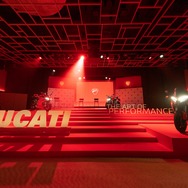 ドゥカティのブランドカラーである赤を基調にセッティングされた会場