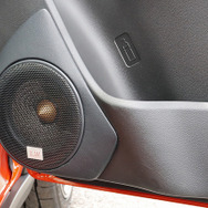ドアスピーカーが「アウター化」にて取り付けられたオーディオカーの一例（製作ショップ：AVカンサイ＜大阪府＞）。