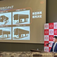 新型電気バスを発表するBYDジャパンの花田晋作取締役副社長