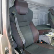 シートにシートベルトが内蔵されている。