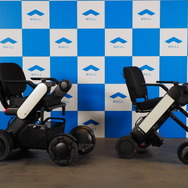 WHILLの電動車椅子。左が「C2」、モデル右が折り畳みがわずか2秒でできる「モデルF」