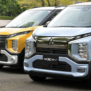 三菱 eKクロスEV（右）とeKクロス（左）