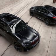 BMW X5 エディションブラックバーミリオン（左）とX6 エディションブラックバーミリオン（右）