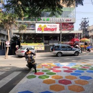 写真註:　ある日突然、カラフルに塗られた交差点。駐車可とも禁止とも、その意図は明らかでない。。。