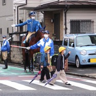 警視庁騎馬隊の学童交通整理