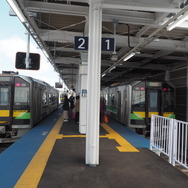 2021年10月に移設された函館本線倶知安駅の在来線ホームで発車を待つH100形の普通列車。3Qでは同車の観光列車化が予定されている。2022年4月2日。