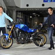 ヤマハ XSR900と、デザインに携わったヤマハ発動機 安田将啓氏（左）、GKダイナミックス 木下省吾氏（右）
