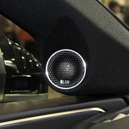 「外部パワーアンプ」をシステムに組み込んだオーディオカーの一例（製作ショップ：AVカンサイ＜大阪府＞）。