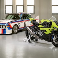 BMW M 1000 RR 50 Years M（右）、BMW 3.0 CSL レースカー（左）
