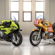BMW M 1000 RR 50 Years M（左）、BMW R90S レースバイク（右）