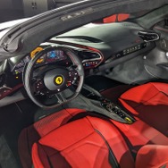 フェラーリ296 GTSの運転席