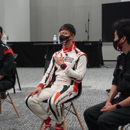 GRカローラについて語るレーシングドライバー、石浦宏明さん(中央)