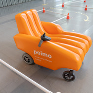 『poimo』は新しいパーソナルモビリティ。用途に合わせた形状のカスタマイズが可能。空気で膨らむ構造で、軽くて丈夫で柔らかい車体が特徴的。試乗も可能だ。
