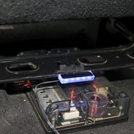 シート下のデッドスペースを使ったパッシブネットワークの設置もオーナーのニーズにかなう手法。LEDによるイルミ処理も施された。