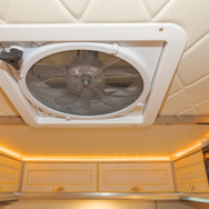 換気扇は排気だけでなく、車外の空気を車内に送りこむ給気機能も搭載。