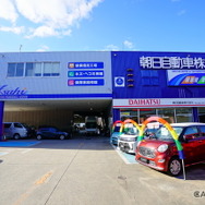 店舗右側には、選りすぐりの新車が常時展示されている「新車館」がある