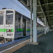 苫小牧駅で発車を待つキハ143形の上り普通列車。苗穂運転所配置車のため、早朝・深夜は送込みを兼ねて札幌～苫小牧間にも普通列車として入線するが、その時は車掌が乗務する。
