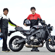 ヤマハ XSR900と伊丹孝裕氏（右）と鈴木大五郎氏（左）