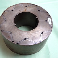 ローターに永久磁石を固定するために樹脂が用いられている