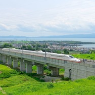 長崎県大村市内を走る西九州新幹線の試運転列車。