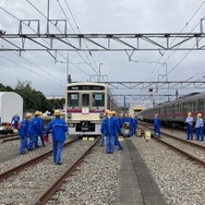 京王電鉄・総合事故復旧訓練：実際に脱線させてある車両の復線（復旧）作業