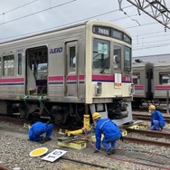 京王電鉄・総合事故復旧訓練：復線作業。横方向への移動。台車が回転しないようにベルト（緑）で固定してある。
