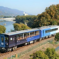 吉野川ゆかりの阿波藍や阿波おどりなど、徳島の文化や歴史などを体感できるJR四国の『藍よしのがわトロッコ』。JR四国でも観光列車は鉄道運輸収入増加の主要因となっている。
