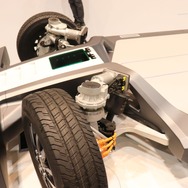 ローリングシャシー用に開発されたコーナーモジュールを備えており、タイヤは独立して90度まで曲がる