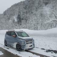 三菱 eKクロスEV 冬季1200km試乗前編：山形～福島県境の大峠トンネル前のパーキングにて記念撮影。もう道はそれほど過酷ではない。
