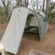今回は3人用として利用しているが、テント自体は4人用。就寝場所より前に飛び出している部分はオプションのワゴントップガレージ。