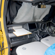フロントウインドーのプライバシーシェードの両サイドの黒い部分は、伸ばすと助手席の窓を隠せる仕様だ。
