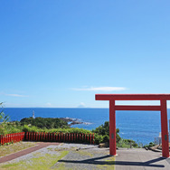 薩摩半島南端、長崎鼻の龍宮神社から岬を望む。浦島太郎伝説はいろいろなところに存在するが、本土最南端はもちろんここ。ちなみに沖縄にも似た話がある。