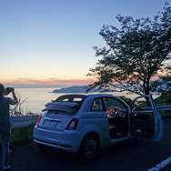 夕暮れの坊津にて。500Cは宵の口、夜でも屋根全開で走るのが楽しい。同行者の一人が写真を撮影している。