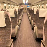 山陽新幹線のパーサーがサービスを行なうグリーン車。