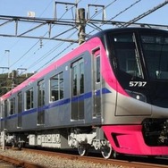 有料座席指定列車用5000系の最新鋭車、リクライニングシート付きのクハ5700形5737号以下の10両編成。『京王ライナー』などの有料座席指定列車の料金は据え置かれる。