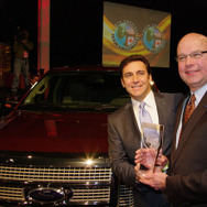 北米トラック・オブ・ザ・イヤーを獲得したフォードの「F-150」と、フォードモーターのマーク・フィールズ・アメリカ事業担当社長（写真中央）