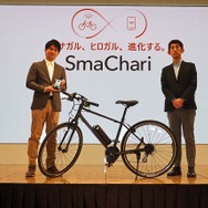 スマチャリの開発に携わった本田技術研究所の野村真成氏(左)と、ワイ・インターナショナルの青木亮輔部長