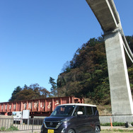 兵庫県北部、山陰本線余部駅にて。かつては鉄橋で有名だったが現在はコンクリート橋に。ルークスの左に見えているのは野外展示されている旧鉄橋の一部。