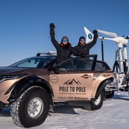 日産 アリア の北極～南極探検車とラムゼイ夫妻