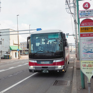 余市駅前十字街停留場を発着している北海道中央バスの札幌直通便。2022年4月2日。